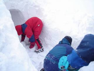 雪洞を掘る[image/jpeg:55kB]