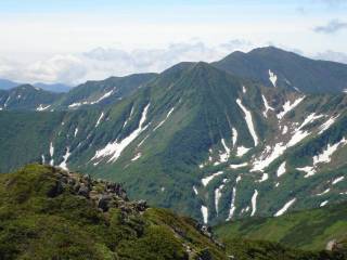 戸蔦別岳と幌尻岳[image/jpeg:110kB]