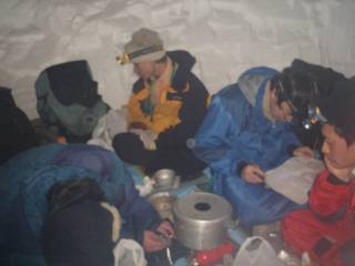 雪洞内[image/jpeg:63kB]