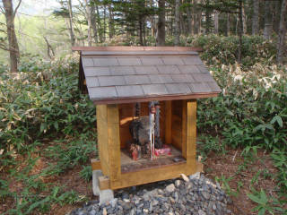 登山口の社[image/jpeg:150kB]