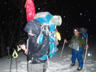 吹雪の中林道をさまよう[image/jpeg:153kB]