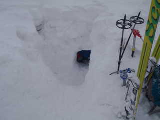 雪洞入り口[image/jpeg:81kB]